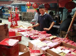 Kisah Wawan yang Setia Jualan Lampion di Pasar Lama Tangerang