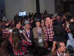 Jeda Debat, Ahok Berfoto dengan Once Mekel dan Personel Slank