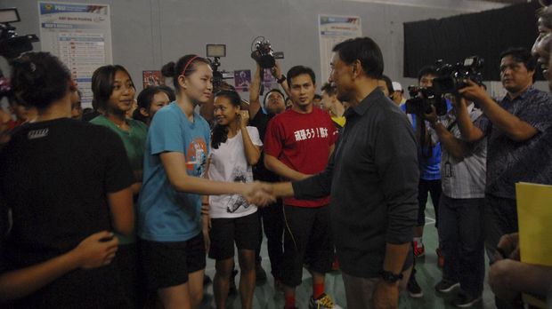 Ketua Umum PB PBSI Wiranto (tengah) menyalami para atlet saat menghadiri pertemuan pengurus dengan atlet di Pelatnas Cipayung, Jakarta Timur, Kamis (26/1). Wiranto menyatakan akan merenovasi Pelatnas Cipayung pada Februari 2017 guna menunjang pelatihan para atlet. ANTARA FOTO/Indrianto Eko Suwarso