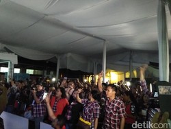 Pendukung Ahok-Djarot Nyanyikan Indonesia Pusaka di Rumah Lembang