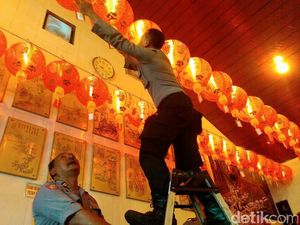 Polisi Blitar Bersih-bersih Klenteng Jelang Imlek