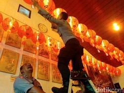 Polisi Blitar Bersih-bersih Klenteng Jelang Imlek