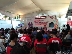 Relawan Ahok-Djarot Adakan Nobar Debat di Rumah Lembang