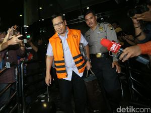 Orang Dekat Patrialis Akbar Menangis di Persidangan