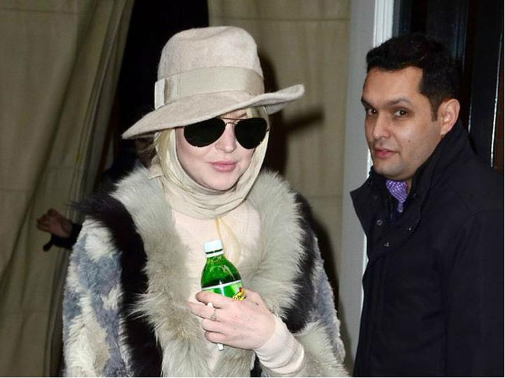 Lindsay Lohan Kembali Tampil Cantik Berkerudung Lindsay Lohan Kembali Tampil Cantik Berkerudung