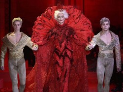 Model 85 Tahun Ini Tampil Memukau di Couture Fashion Week, Paris