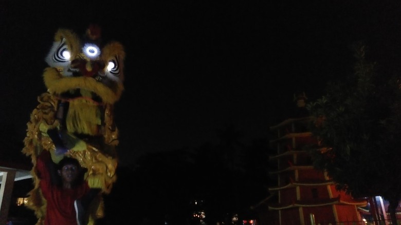 Melihat Barongsai Atraksi Nekat di Vihara Tertua di Jakarta