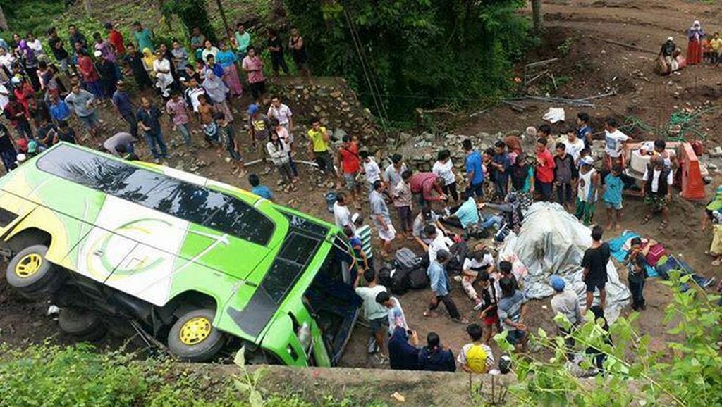 Begini Penampakan Kecelakaan Bus Yang Terguling di Lombok