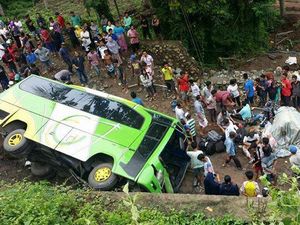 Begini Penampakan Kecelakaan Bus Yang Terguling di Lombok