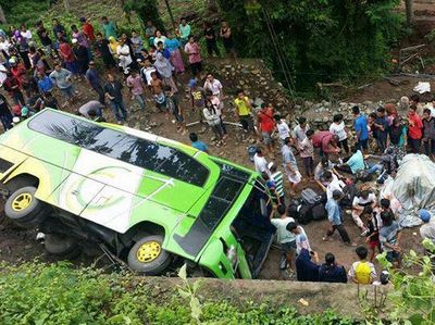 Begini Penampakan Kecelakaan Bus Yang Terguling di Lombok