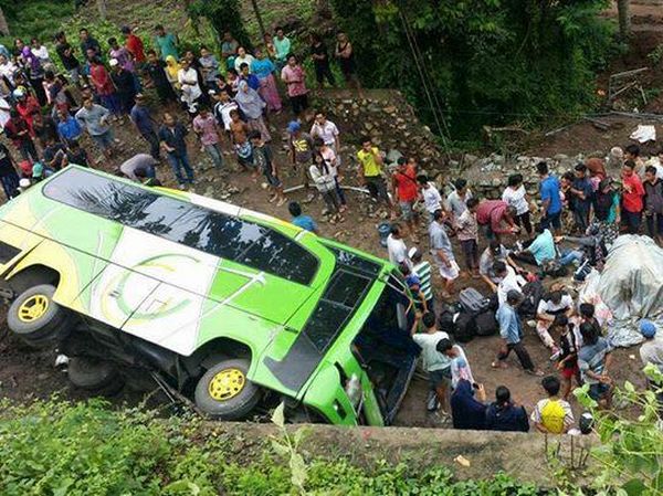 Begini Penampakan Kecelakaan Bus Yang Terguling di Lombok