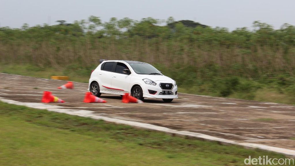 Gymkhana dan Drag Race Pakai Datsun GO Panca Gymkhana dan Drag Race Pakai Datsun GO Panca