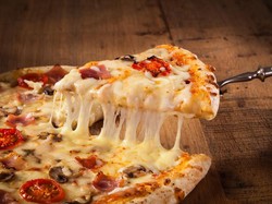 Agar Tak Bikin Gendut, Makan Pizza dengan Cara Ini (1)