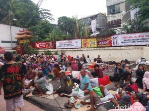 Cerita Pemburu Angpau di Vihara Dharma Bhakti saat Imlek