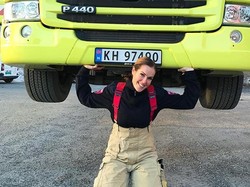 Jadi Pemadam Kebakaran, Wanita Cantik Ini Bahkan Bisa Angkat Truk