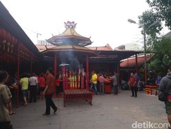 Melihat Suasana Bagi-bagi Angpao Imlek di Vihara Petak Sembilan