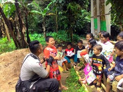 Kisah Polisi Mengajar Anak-anak Membaca di Lereng Gunung Sunda