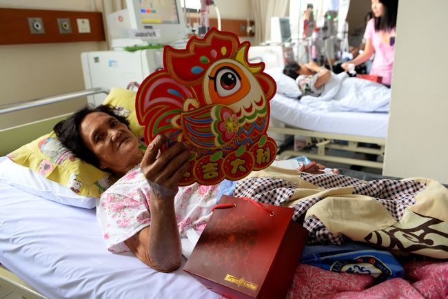 Perayaan 'Tahun Api Ayam' di Rumah Sakit