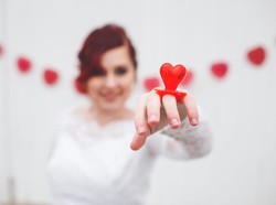 Saking Cintanya pada Pizza,  Wanita Ini  Berpose Menikahi  Sepotong Pizza