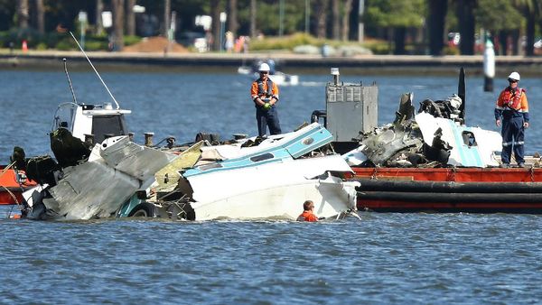 Puing Pesawat yang Tewaskan Endah Diangkat dari Sungai Perth