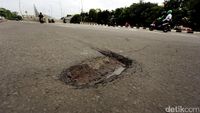 Jalan Berlubang di Depan Pemkot Bekasi Picu Kecelakaan