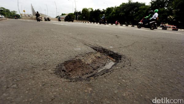 Jalan Berlubang di Depan Pemkot Bekasi Picu Kecelakaan