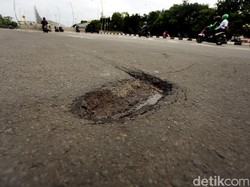 Tak Mau Ada Korban seperti Anaknya, Pria Ini Tambal Lubang Jalan