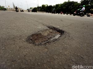 Tak Mau Ada Korban seperti Anaknya, Pria Ini Tambal Lubang Jalan Tak Mau Ada Korban seperti Anaknya, Pria Ini Tambal Lubang Jalan