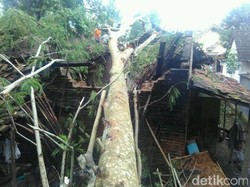 Rumah Warga Trenggalek Rusak Diterjang Puting Beliung
