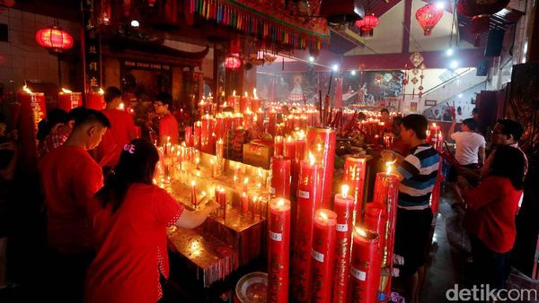 Suasana Sembahyang Imlek di Klenteng Tertua di Bekasi