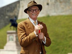 John Hurt, Aktor Harry Potter Meninggal Dunia di Usia 77 Tahun