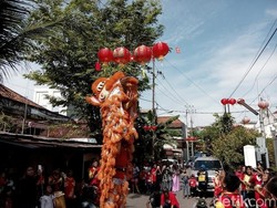 Barongsai Merah dan Kuning Beraksi di Kampung Tambak Bayan