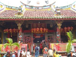 Kelenteng Hadiah Sultan Yogya Dipadati Pengunjung & Pemburu Angpau