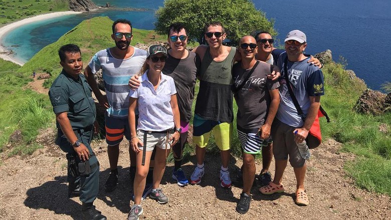 Valentino Rossi berfoto bersama di Labuan Bajo (@valeyellow46/Instagram)