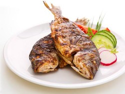 5 Cara Ini Bisa Atasi Bau Tajam Ikan yang Tertinggal di Dapur