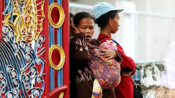 Pemburu Angpao Ramaikan Klenteng Hok Lay Kiong Bekasi
