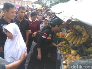 Bareng Annisa, Agus Gerilya dan Belanja Buah di Pasar Rengas