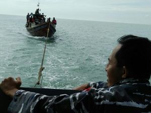 TNI AL Tangkap Kapal TKI Ilegal dari Malaysia dan Temukan Sabu TNI AL Tangkap Kapal TKI Ilegal dari Malaysia dan Temukan Sabu