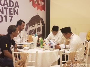 Tiba di Gedung Usmar Ismail, Wahidin-Andika Disambut Yel-Yel