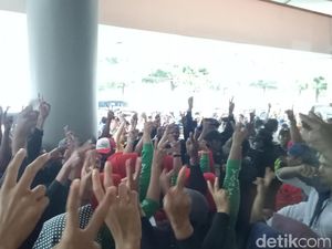 Adu Yel-yel Pendukung WH-Andika vs Rano-Embay Jelang Debat