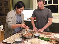 Cara Zuckerberg Sambut Imlek: Bikin Kue Bersama Istri