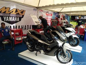 Bujug, Senangnya Anak-anak Mandi di Bagasi Motor Yamaha NMAX