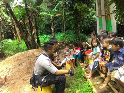 Mengajar Anak-anak di Lereng Gunung Sunda, Ini Harapan Brigadir Puja