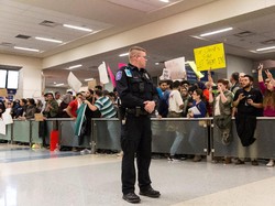 Iran: Kebijakan Imigrasi Trump Hadiah untuk Kelompok Ekstrimis