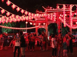 Meriah! Warga dan Turis Saksikan Perayaan Imlek di Vihara Denpasar