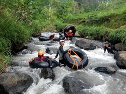 Sensasi Ngeri-ngeri Sedap River Tubing di Kaki Gunung Wilis
