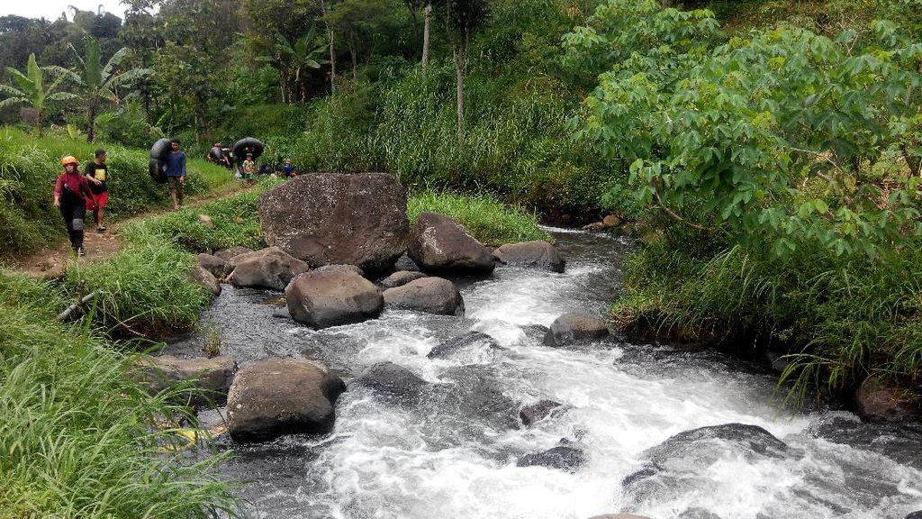 Keseruan River Tubing di Kaki Gunung Wilis, Ponorogo