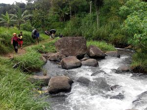 Keseruan River Tubing di Kaki Gunung Wilis, Ponorogo