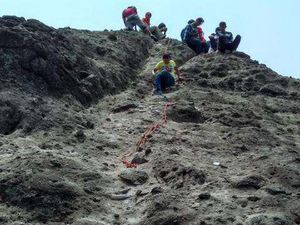 Mendaki Jelang Malam, 3 Remaja Sempat Tersesat di Gunung Munara Bogor Mendaki Jelang Malam, 3 Remaja Sempat Tersesat di Gunung Munara Bogor