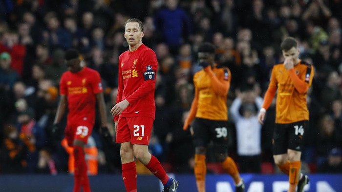 Si Merah Terjun Bebas